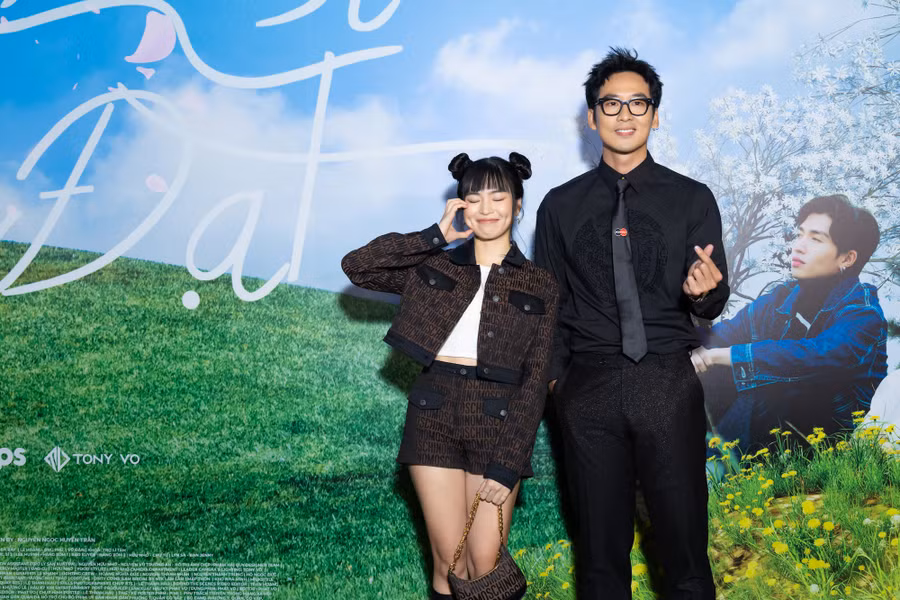 Nhiều đồng nghiệp thân thiết đến sự kiện ủng hộ Đỗ Khánh Vân như Tuấn Trần, Trần Nghĩa, Phạm Đình Thái Ngân, JayKii, Mai Anh…