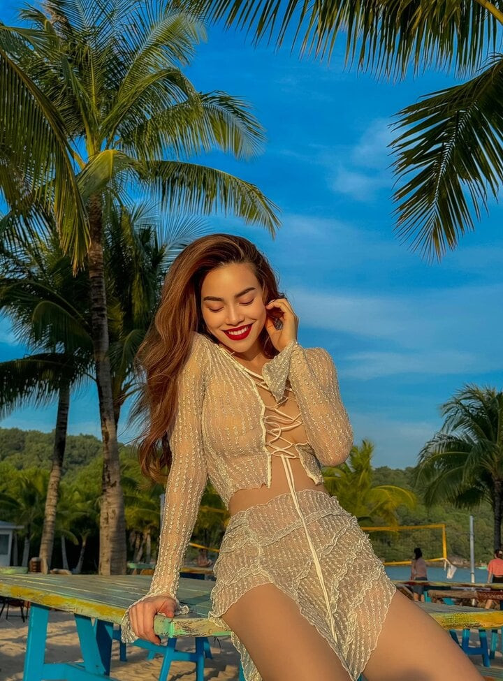 Không chỉ có hình thể đẹp, Hồ Ngọc Hà còn đặc biệt thu hút nhờ thần thái tự tin, tràn đầy sức sống. Không chỉ có hình thể đẹp, Hồ Ngọc Hà còn đặc biệt thu hút nhờ thần thái tự tin, tràn đầy sức sống.