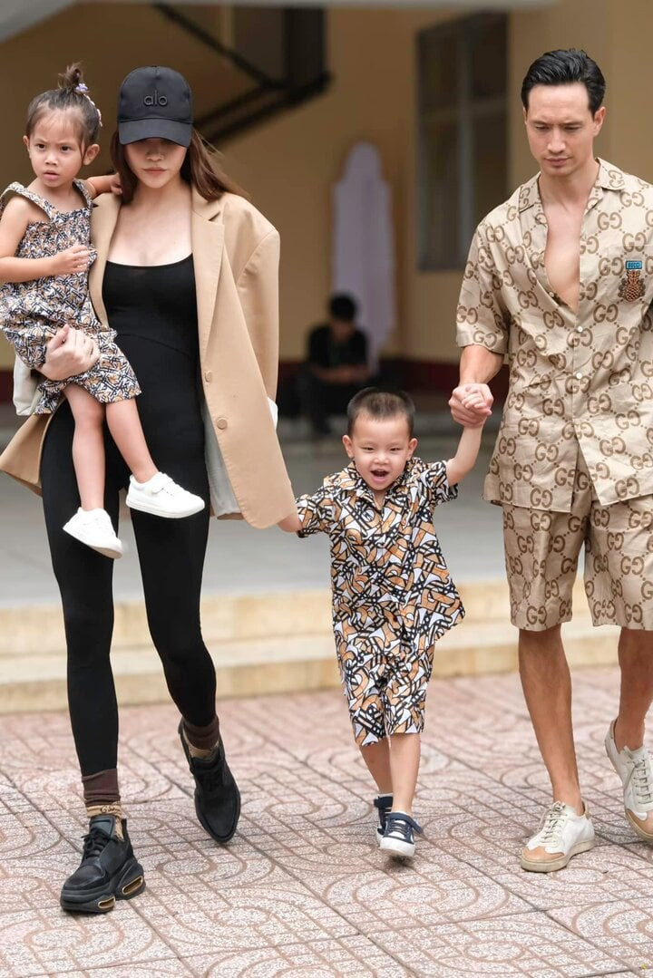 Trải qua nhiều sóng gió, giờ đây Hồ Ngọc Hà đang có cuộc sống hạnh phúc bên chồng và cặp song sinh Leo, Lisa. Trải qua nhiều sóng gió, giờ đây Hồ Ngọc Hà đang có cuộc sống hạnh phúc bên chồng và cặp song sinh Leo, Lisa.