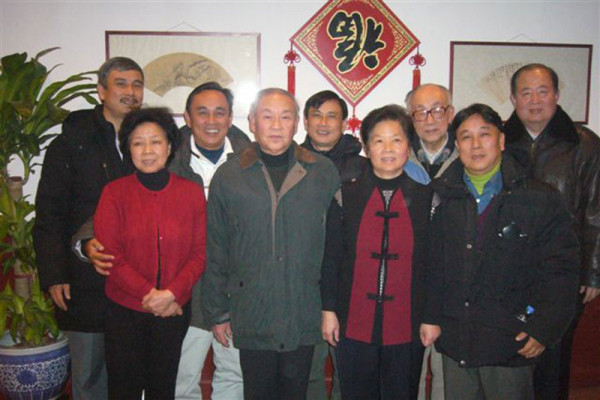 Vợ chồng ông Lương Phong (hàng đầu, bên trái) tiếp các con trai của Thiếu tướng Trần Tử Bình (tháng 12/2007). Vợ chồng ông Lương Phong (hàng đầu, bên trái) tiếp các con trai của Thiếu tướng Trần Tử Bình (tháng 12/2007).