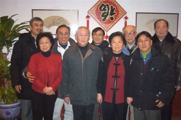 Vợ chồng ông Lương Phong (hàng đầu, bên trái) tiếp các con trai của Thiếu tướng Trần Tử Bình (tháng 12/2007).