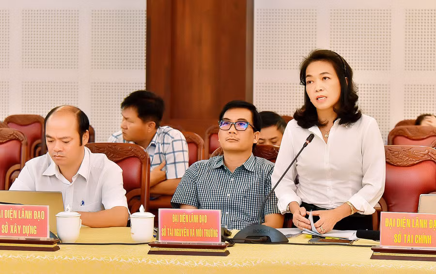 Bà Trần Thị Huệ-Phó Giám đốc Sở Tài chính trả lời kiến nghị của hội viên nông dân. Ảnh: Đ.T