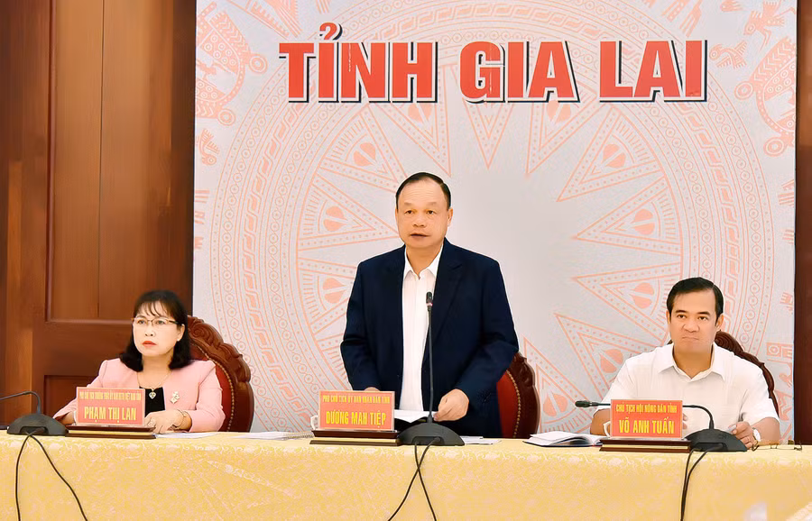 Các đồng chí chủ trì hội nghị đối thoại. Ảnh: Đ.T