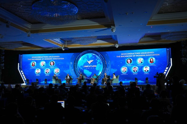 Các nhà khoa học hàng đầu thế giới chia sẻ về sự phát triển ngành bán dẫn sáng nay tại Hà Nội. Ảnh: BTC