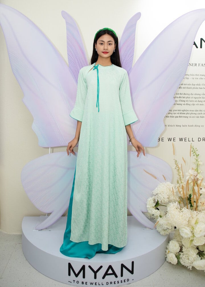 Xuân Hạnh là thí sinh đến từ Ninh Bình. Người đẹp sở hữu chiều cao 1,71m, số đo ba vòng 82-60-87. Xuân Hạnh từng giành ngôi vị á quân The Face Vietnam 2023. Các thiết kế áo dài trong bộ sưu tập &quot;Xuân Viên&quot; theo phong cách cách tân hiện đại, tập trung vào màu sắc nổi bật như đỏ, hồng, xanh với chất liệu mềm mại, mang đến sự trẻ trung cho người mặc.