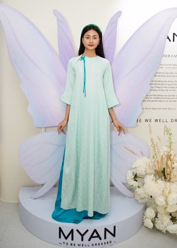 Xuân Hạnh là thí sinh đến từ Ninh Bình. Người đẹp sở hữu chiều cao 1,71m, số đo ba vòng 82-60-87. Xuân Hạnh từng giành ngôi vị á quân The Face Vietnam 2023. Các thiết kế áo dài trong bộ sưu tập "Xuân Viên" theo phong cách cách tân hiện đại, tập trung vào màu sắc nổi bật như đỏ, hồng, xanh với chất liệu mềm mại, mang đến sự trẻ trung cho người mặc.