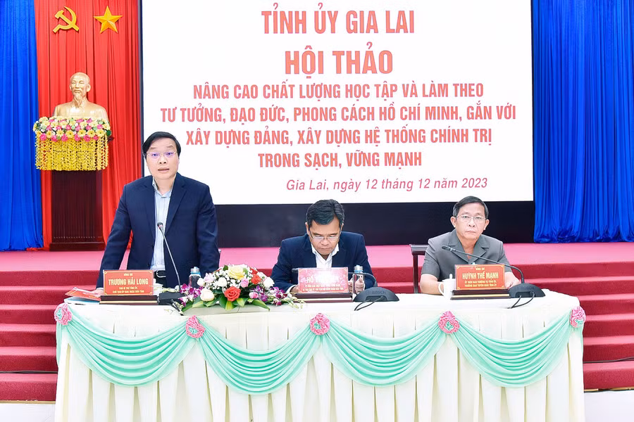 Phó Bí thư Tỉnh ủy, Chủ tịch UBND tỉnh Trương Hải Long điều hành phần thảo luận. Ảnh: Đ.T