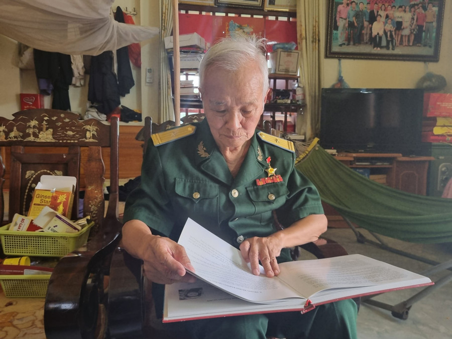 Anh hùng lực lượng vũ trang nhân dân Vũ Đức Chính. Anh hùng lực lượng vũ trang nhân dân Vũ Đức Chính.