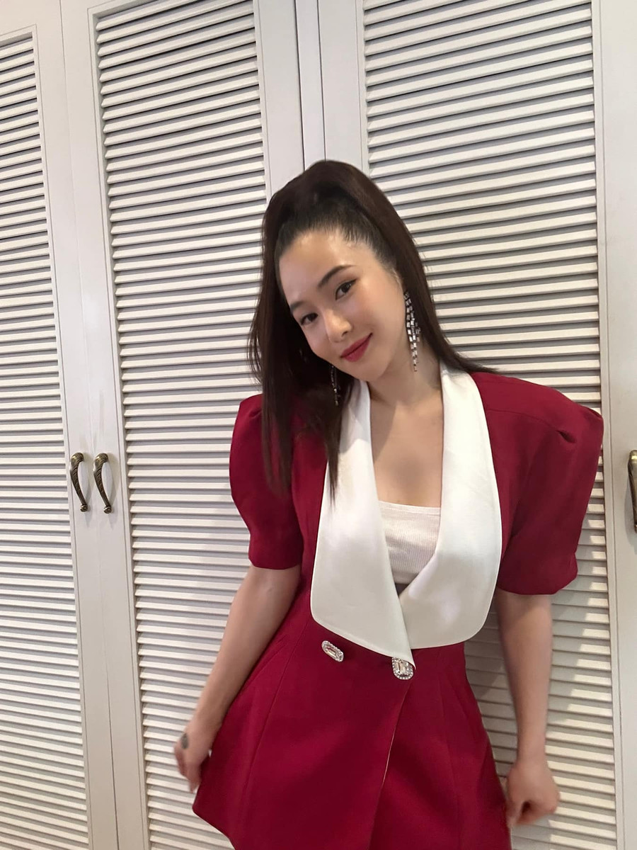 Sau 4 năm ở sinh sống và học tập tại xứ cờ hoa, Hương Tràm trở về Việt Nam và sẽ xuất hiện trên sân khấu Ca sĩ mặt nạ mùa 2, diễn ra vào ngày 16.12 tới. Đây cũng là lần đầu tiên, nữ ca sĩ sinh năm 1995 biểu diễn trong một chương trình lớn sau khi về nước