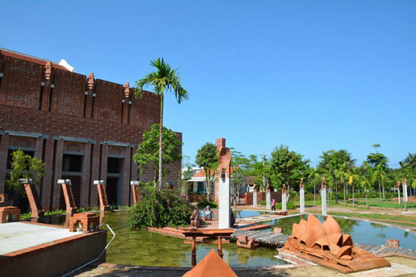 Một góc công viên đất nung tại làng gốm Thanh Hà, nơi bảo tồn và lưu giữ các sản phẩm gốm của làng.