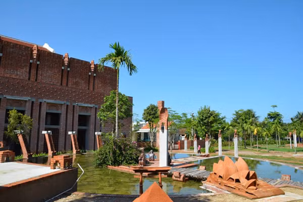 Một góc công viên đất nung tại làng gốm Thanh Hà, nơi bảo tồn và lưu giữ các sản phẩm gốm của làng.