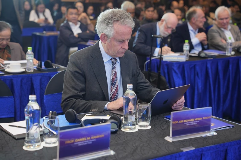 Giáo sư Richard Friend, Chủ tịch Hội đồng Giải thưởng VinFuture sẽ tham gia chủ tọa phiên tọa đàm &quot;Công nghệ bán dẫn: Nền tảng của thế giới hiện đại&quot; tại Tuần lễ VinFuture 2023.