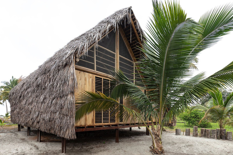 Ngôi nhà này có thể phục vụ nhu cầu sinh hoạt của 8 người. Nó được lý tưởng hóa như một sàn được nâng lên trên cọc, để ứng phó với lũ lụt có thể xảy ra và tăng độ bền của công trình.