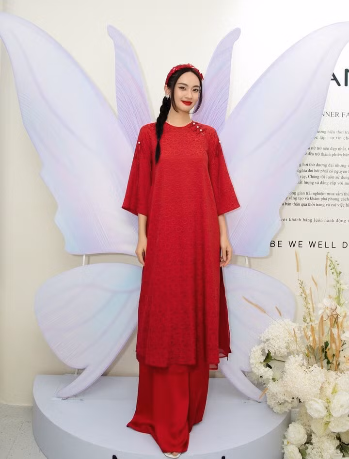 Vũ Thúy Quỳnh - Á quân The New Mentor 2023 - nói quyết định thi Hoa hậu Hoàn vũ Việt Nam vì muốn chứng tỏ thêm bản thân. Người đẹp 25 tuổi, quê Điện Biên, cử nhân Học viện Hành chính Quốc gia. Cô cao 1m74, số đo hình thể 90-63-96 cm. Trước đó, Thúy Quỳnh vào top 10 Hoa hậu Hoàn vũ Việt Nam 2022, đoạt danh hiệu Người đẹp ảnh. Vũ Thúy Quỳnh - Á quân The New Mentor 2023 - nói quyết định thi Hoa hậu Hoàn vũ Việt Nam vì muốn chứng tỏ thêm bản thân. Người đẹp 25 tuổi, quê Điện Biên, cử nhân Học viện Hành chính Quốc gia. Cô cao 1m74, số đo hình thể 90-63-96 cm. Trước đó, Thúy Quỳnh vào top 10 Hoa hậu Hoàn vũ Việt Nam 2022, đoạt danh hiệu Người đẹp ảnh.