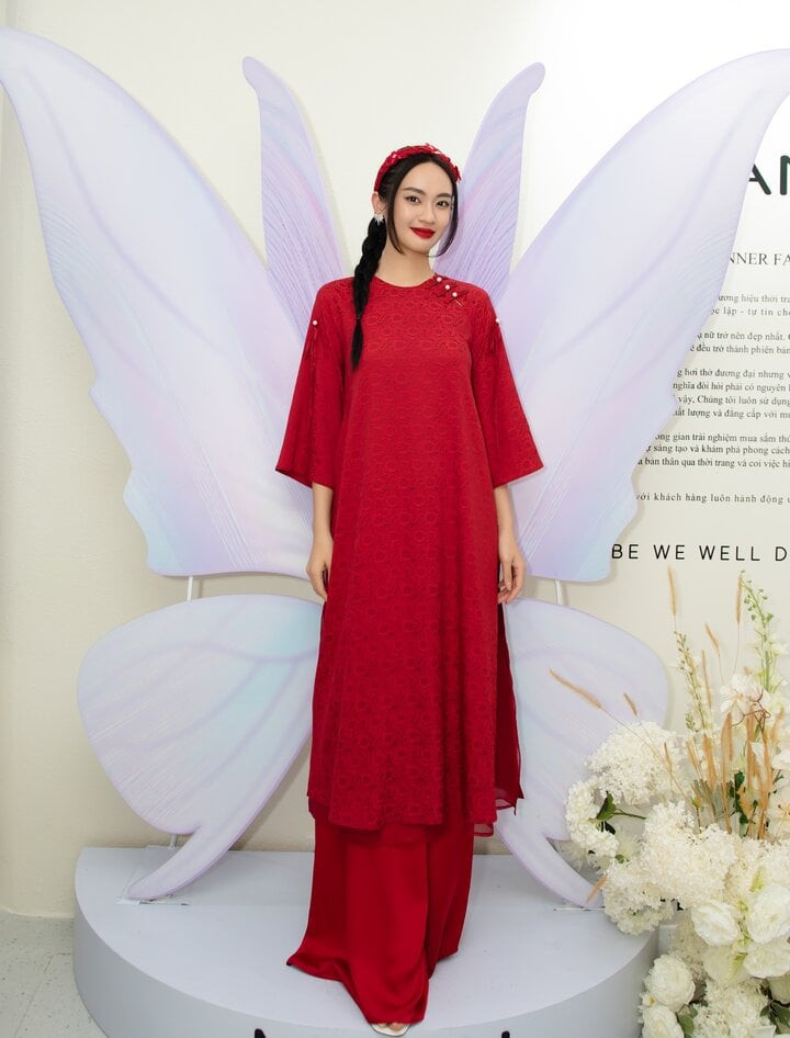 Vũ Thúy Quỳnh - Á quân The New Mentor 2023 - nói quyết định thi Hoa hậu Hoàn vũ Việt Nam vì muốn chứng tỏ thêm bản thân. Người đẹp 25 tuổi, quê Điện Biên, cử nhân Học viện Hành chính Quốc gia. Cô cao 1m74, số đo hình thể 90-63-96 cm. Trước đó, Thúy Quỳnh vào top 10 Hoa hậu Hoàn vũ Việt Nam 2022, đoạt danh hiệu Người đẹp ảnh. Vũ Thúy Quỳnh - Á quân The New Mentor 2023 - nói quyết định thi Hoa hậu Hoàn vũ Việt Nam vì muốn chứng tỏ thêm bản thân. Người đẹp 25 tuổi, quê Điện Biên, cử nhân Học viện Hành chính Quốc gia. Cô cao 1m74, số đo hình thể 90-63-96 cm. Trước đó, Thúy Quỳnh vào top 10 Hoa hậu Hoàn vũ Việt Nam 2022, đoạt danh hiệu Người đẹp ảnh.