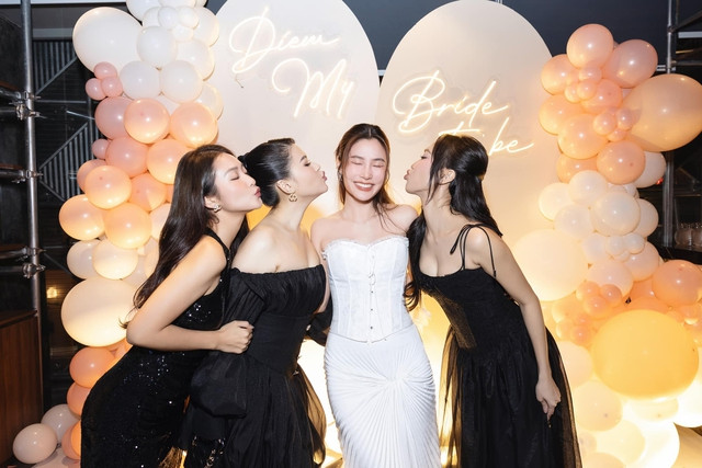 Với những bạn bè trong nghề diễn