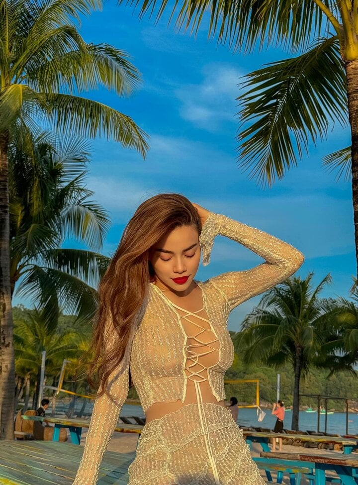 Không chỉ tích cực hoạt động trong làng giải trí, bà mẹ 3 con còn khẳng định bản thân trong lĩnh vực kinh doanh. Không chỉ tích cực hoạt động trong làng giải trí, bà mẹ 3 con còn khẳng định bản thân trong lĩnh vực kinh doanh.