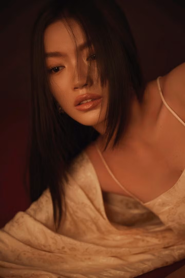 Không chỉ phô diễn được nét đẹp, Lâm Bích Tuyền còn thể hiện được thần thái, biểu cảm và nét diễn xuất thông qua từng bộ trang phục, layout.