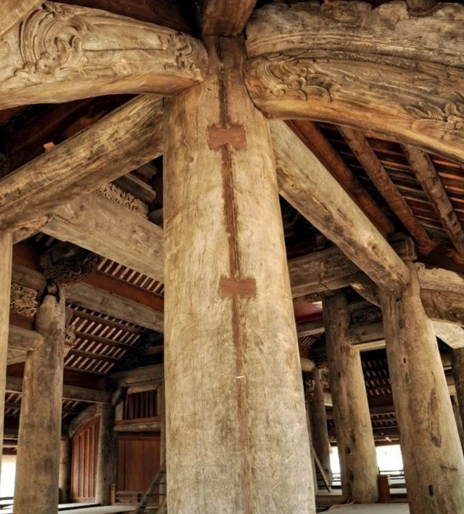 Những cột cái ở gian chính điện đình Chu Quyến đều được làm bằng gỗ lim, một số cột có đường kính lên tới 80cm. Ảnh: Trần Thanh Giang/Báo ảnh Việt Nam Những cột cái ở gian chính điện đình Chu Quyến đều được làm bằng gỗ lim, một số cột có đường kính lên tới 80cm. Ảnh: Trần Thanh Giang/Báo ảnh Việt Nam