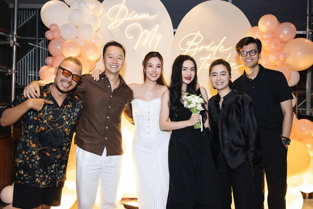 Cùng chụp ảnh lưu niệm