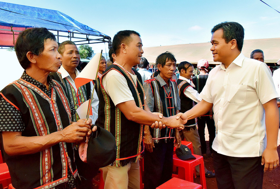 Ủy viên Ban Chấp hành Trung ương Đảng, Bí thư Tỉnh ủy, Chủ tịch HĐND tỉnh Hồ Văn Niên (bìa phải) dự Ngày hội Đại đoàn kết toàn dân tộc tại làng Kép 2, xã Ia Mơ Nông, huyện Chư Păh. Ảnh: Đ.T