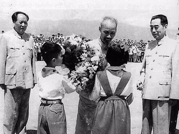 Chủ tịch Mao Trạch Đông và Thủ tướng Chu Ân Lai ra sân bay Bắc Kinh đón Chủ tịch Hồ Chí Minh thăm Trung Quốc năm 1957. Ảnh tư liệu