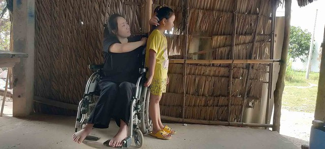 Sinh tồn hậu chấn thương tủy sống: Những giấc mơ trong căn nhà đầy gió - Ảnh 3. Bé Mèo là niềm an ủi lớn của chị Phương. Ảnh: Như Lịch