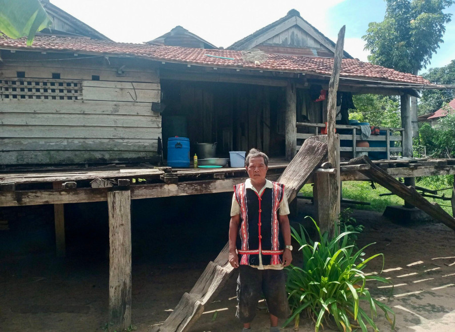 Già làng Kpă Jao (buôn Chính Hòa, xã Ia Mlah, huyện Krông Pa) luôn gương mẫu, nói đi đôi với làm. Ảnh: L.N