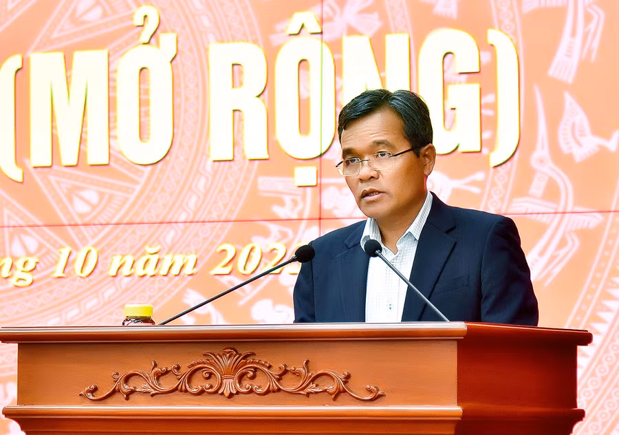 Ủy viên Ban Chấp hành Trung ương Đảng, Bí thư Tỉnh ủy, Chủ tịch HĐND tỉnh Hồ Văn Niên phát biểu tại hội nghị. Ảnh: Đ.T