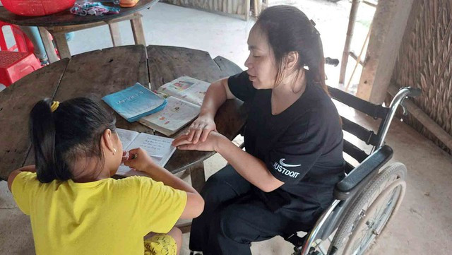 Sinh tồn hậu chấn thương tủy sống: Những giấc mơ trong căn nhà đầy gió - Ảnh 3. Chị Phương và con gái. Ảnh: Như Lịch
