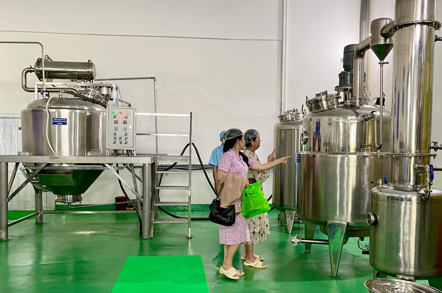 Việc đầu tư máy móc hiện đại giúp Công ty TNHH BaKa (xã Ia Yok, huyện Ia Grai) nâng cao chất lượng các dòng sản phẩm cà phê. Ảnh: V.T Việc đầu tư máy móc hiện đại giúp Công ty TNHH BaKa (xã Ia Yok, huyện Ia Grai) nâng cao chất lượng các dòng sản phẩm cà phê. Ảnh: V.T