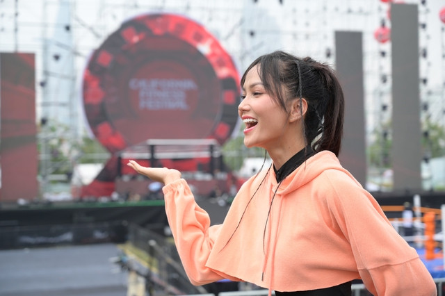 Hoa hậu H'Hen Niê truyền cảm hứng sống khỏe - Ảnh 1. H'Hen Niê gây ấn tượng bởi sự năng động, thân thiện khi tham gia sự kiện ngoài trời. Ảnh: NVCC