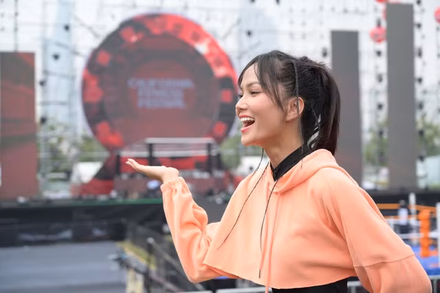 H'Hen Niê gây ấn tượng bởi sự năng động, thân thiện khi tham gia sự kiện ngoài trời. Ảnh: NVCC