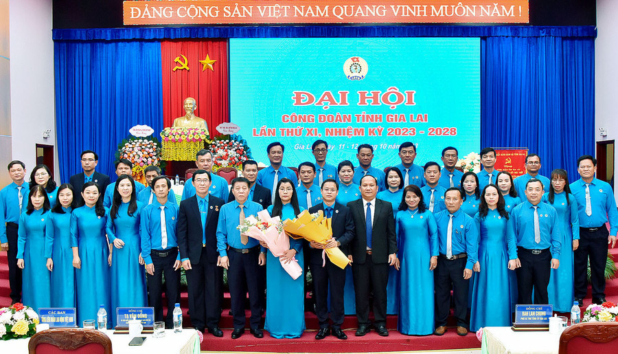 Phó Bí thư Tỉnh ủy Rah Lan Chung (hàng trước, thứ 5 từ phải sang) tặng hoa chúc mừng Ban Chấp hành Liên đoàn Lao động tỉnh khóa XI (nhiệm kỳ 2023-2028). Ảnh: Đ.T