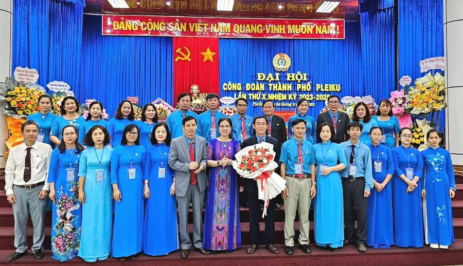 Lãnh đạo Liên đoàn Lao động tỉnh chúc mừng Ban Chấp hành Công đoàn TP. Pleiku nhiệm kỳ 2023-2028. Ảnh: Đinh Yến