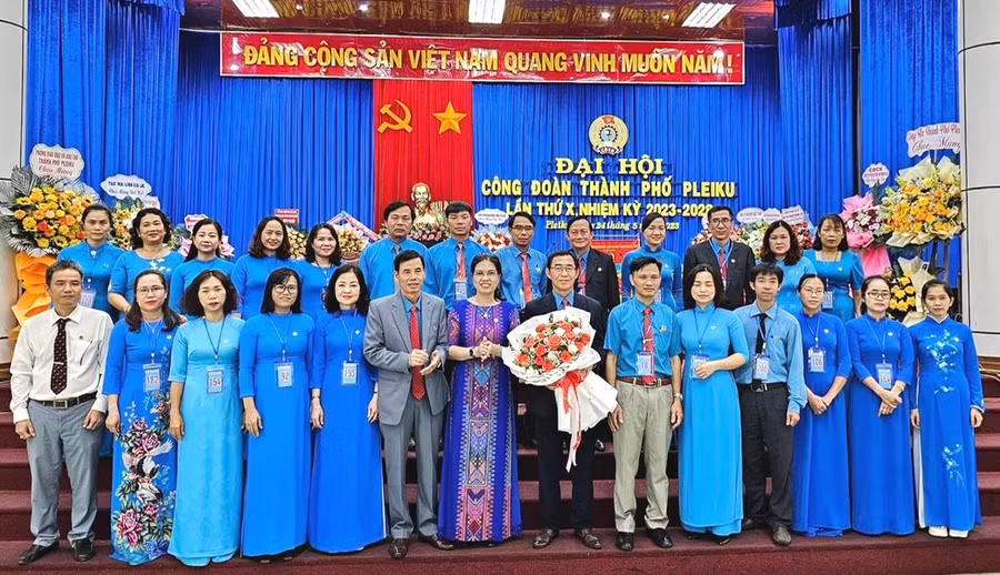 Lãnh đạo Liên đoàn Lao động tỉnh chúc mừng Ban Chấp hành Công đoàn TP. Pleiku nhiệm kỳ 2023-2028. Ảnh: Đinh Yến