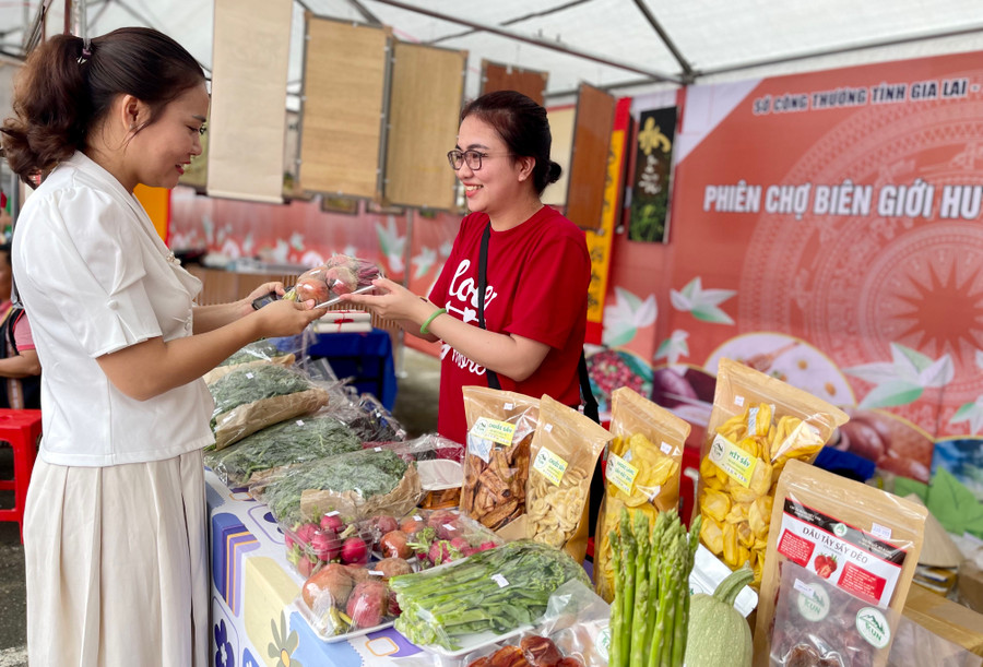 Các mặt hàng nông sản địa phương khá đa dạng, thu hút khách đến tham quan và mua sắm. Ảnh: V.T