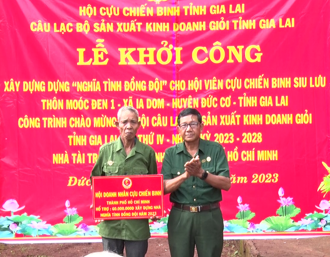 Ông Ngô Công Đoan (bìa phải)-Chủ nhiệm Câu lạc bộ “Cựu chiến binh sản xuất-kinh doanh giỏi” tỉnh trao tiền hỗ trợ xây dựng nhà cho hội viên Siu Lưu. Ảnh: P.D Ông Ngô Công Đoan (bìa phải)-Chủ nhiệm Câu lạc bộ “Cựu chiến binh sản xuất-kinh doanh giỏi” tỉnh trao tiền hỗ trợ xây dựng nhà cho hội viên Siu Lưu. Ảnh: P.D