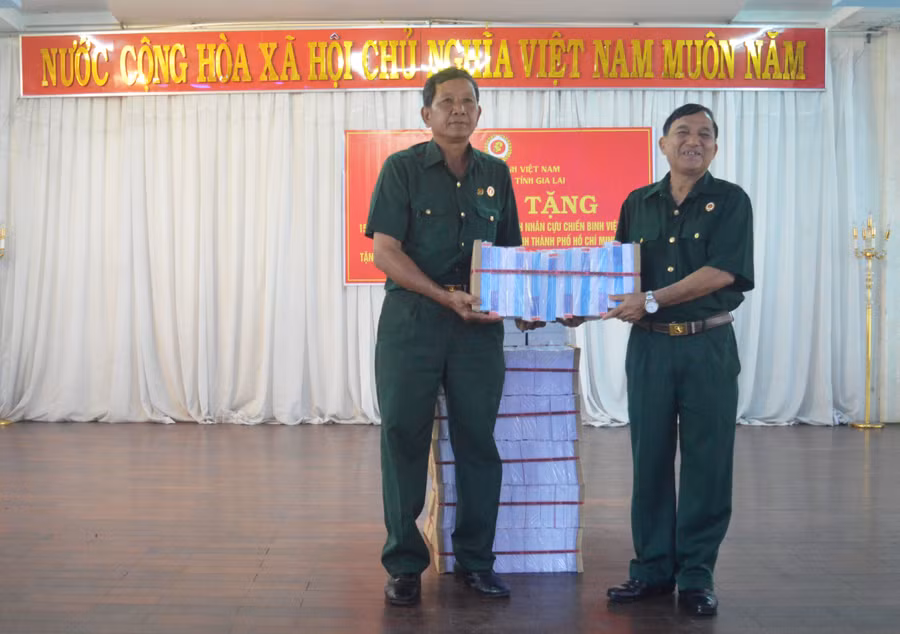 Ông Ngô Công Đoan-Phó Chủ tịch Hiệp hội Doanh nhân CCB Việt Nam, Chủ nhiệm CLB CCB sản xuất-kinh doanh giỏi tỉnh trao 150 ngàn tập vở cho Chủ tịch Hội CCB tỉnh. Ảnh: P.D