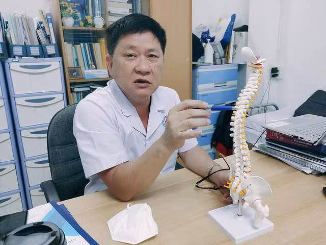 Bác sĩ Đinh Quang Thanh thông tin về mô hình cột sống. Ảnh: NHƯ LỊCH