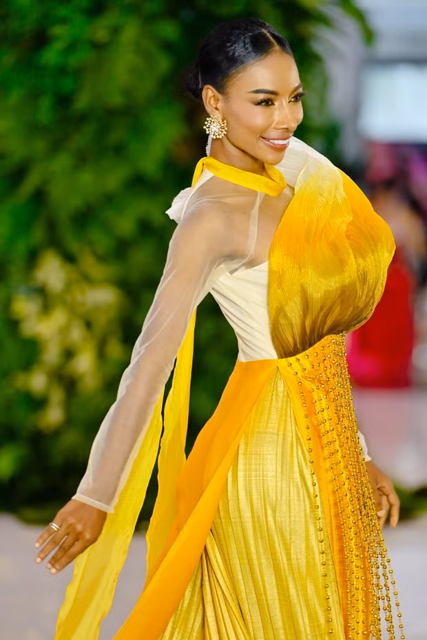 Thí sinh trình diễn bộ sưu tập "Trầm ngư lạc nhạn." Ảnh: CTV/Vietnam+