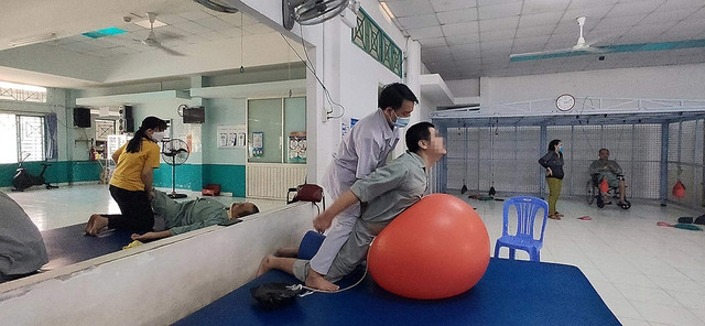 Sinh tồn hậu chấn thương tủy sống: Đi ra từ bóng tối tuyệt vọng - Ảnh 3. Bệnh nhân tổn thương tủy sống điều trị tại Bệnh viện Phục hồi chức năng - Điều trị bệnh nghề nghiệp TP.HCM