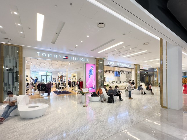 Triển vọng trong năm 2024 là sự ra mắt của nguồn cung mới từ 4 dự án, và một số dự án sẽ cải tạo và thay đổi cơ cấu khách thuê. Triển vọng trong năm 2024 là sự ra mắt của nguồn cung mới từ 4 dự án, và một số dự án sẽ cải tạo và thay đổi cơ cấu khách thuê.