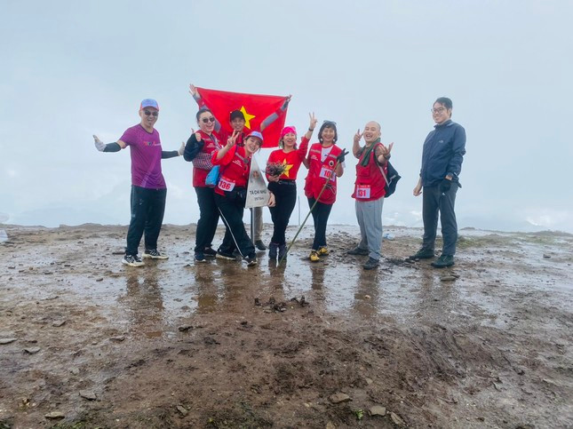 Chạm cột mốc Tà Chì Nhù 2.979m Chạm cột mốc Tà Chì Nhù 2.979m