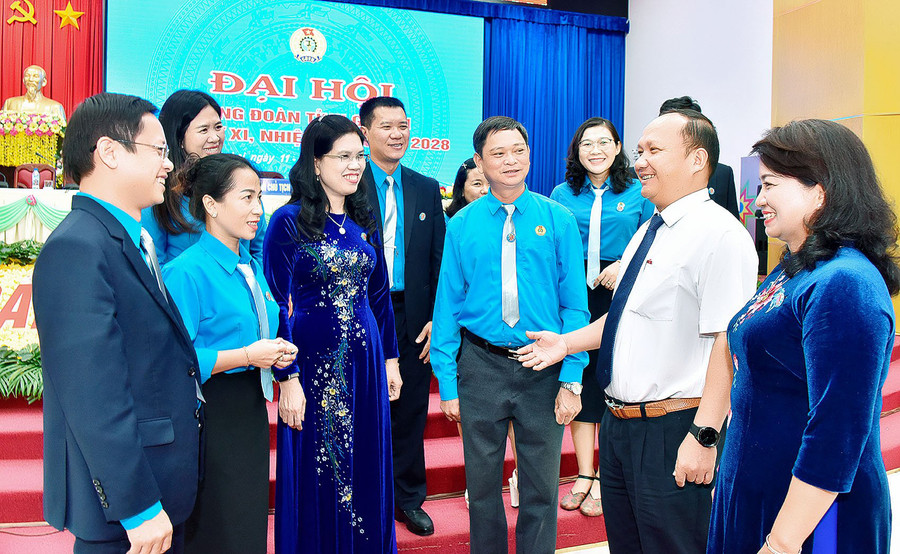 Phó Bí thư Tỉnh ủy Rah Lan Chung (thứ 2 từ phải sang) trao đổi cùng các đại biểu bên lề phiên thứ nhất Đại hội Công đoàn tỉnh lần thứ XI (nhiệm kỳ 2023-2028). Ảnh: Đức Thụy