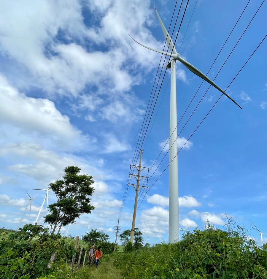 Gia đình ông Nguyễn Duy Khánh (thôn Đồng Tâm, xã Bàu Cạn, huyện Chư Prông) mong chủ đầu tư sớm đưa ra mức hỗ trợ phù hợp đối với diện tích đất bị ảnh hưởng trong phạm vi hành lang an toàn trụ tháp gió. Ảnh: M.N