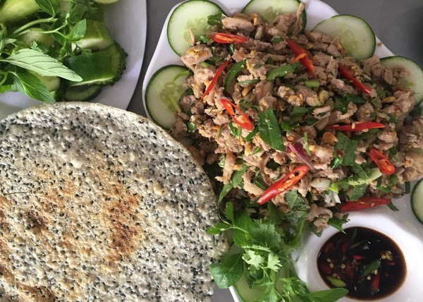 Vả trộn thịt ba chỉ hoặc hến ăn với bánh đa, được xem là một trong những món ăn đặc sản quý của Huế. Ảnh: Quốc Việt/Vietnam+