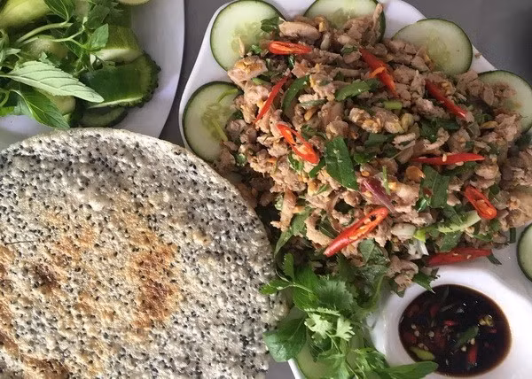 Vả trộn thịt ba chỉ hoặc hến ăn với bánh đa, được xem là một trong những món ăn đặc sản quý của Huế. Ảnh: Quốc Việt/Vietnam+