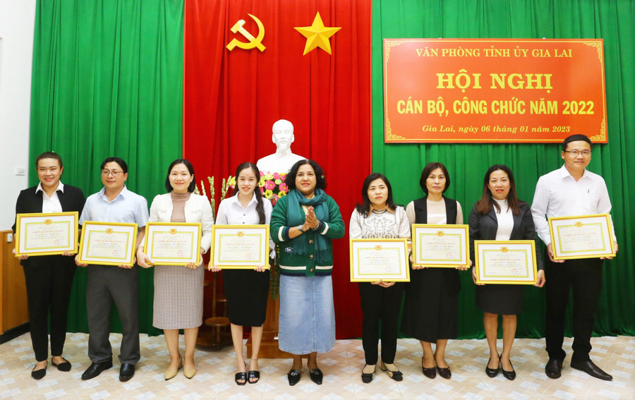 Phó Chánh Văn phòng Tỉnh ủy Đoàn Thị Bích Nguyệt trao danh hiệu “Chiến sĩ thi đua cơ sở” cho các cá nhân tại Hội nghị cán bộ, công chức năm 2022. Ảnh: Đăng Vũ Phó Chánh Văn phòng Tỉnh ủy Đoàn Thị Bích Nguyệt trao danh hiệu “Chiến sĩ thi đua cơ sở” cho các cá nhân tại Hội nghị cán bộ, công chức năm 2022. Ảnh: Đăng Vũ