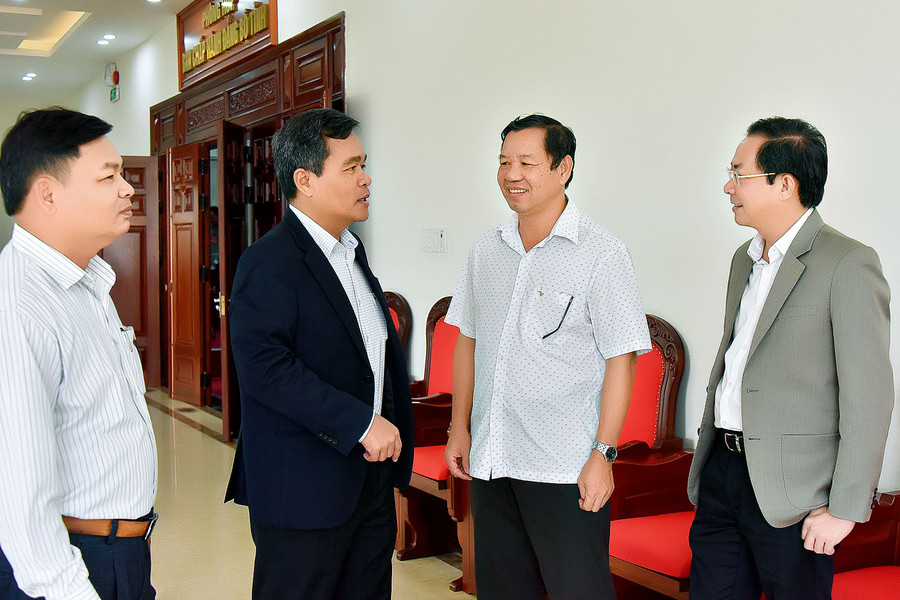 Ủy viên Ban Chấp hành Trung ương Đảng, Bí thư Tỉnh ủy, Chủ tịch HĐND tỉnh Hồ Văn Niên trao đổi với các đại biểu dự hội nghị. Ảnh: Đ.T